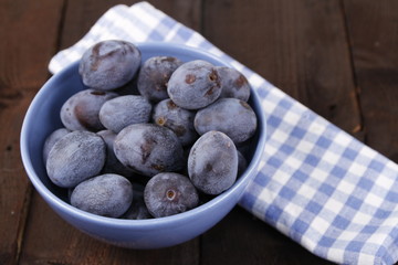 Obstschale mit Pflaumen