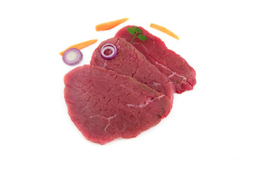 viande cru de boeuf en tranches sur fond blanc