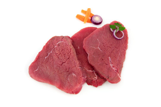 tranche de viande cru de boeuf sur fond blanc