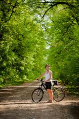 Obraz premium Biker on the forest road