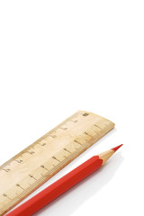 白背景に定規と赤鉛筆