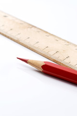 木製の定規と赤ペン