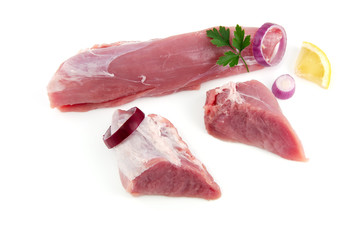 filet mignon de porc cru sur fond blanc