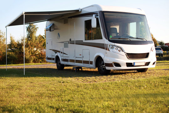 mit dem Wohnwagen auf dem Campingplatz