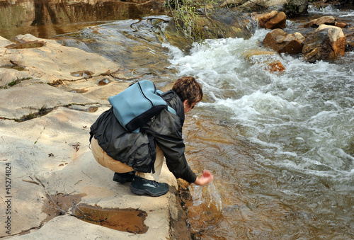 "Mujer cogiendo agua del río" Fotos de archivo e imágenes libres de derechos en Fotolia.com