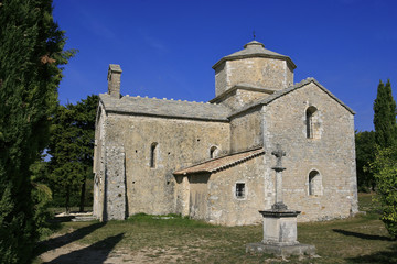 Fototapeta na wymiar Eglise romane St Pierre à Larnas, Ardèche