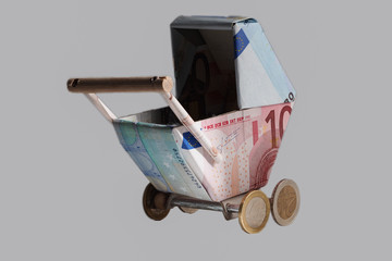 Kinderwagenmodell aus Geld