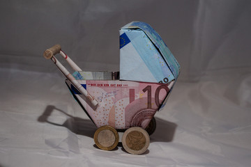 Kinderwagenmodell aus Geld