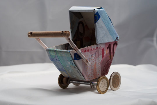 Kinderwagenmodell aus Geld