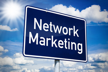 Schild mit Network Marketing