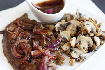 foie de veau à la vénitienne et champignons