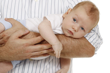 8 Wochen alter Säugling wird auf dem Arm getragen - obrazy, fototapety, plakaty