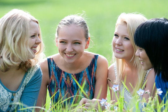 vier internationale freundinnen im gras