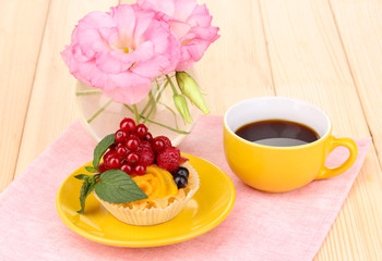 Obraz na płótnie Canvas Dulcet ciasto z owoców i jagód na drewnianym stole
