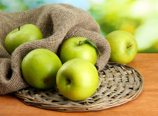 Ripe green apples with leaves