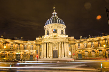 Fototapeta na wymiar Paryż nocą - Institute de France