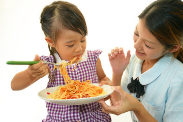 スパゲディーを食べる女の子とお母さん