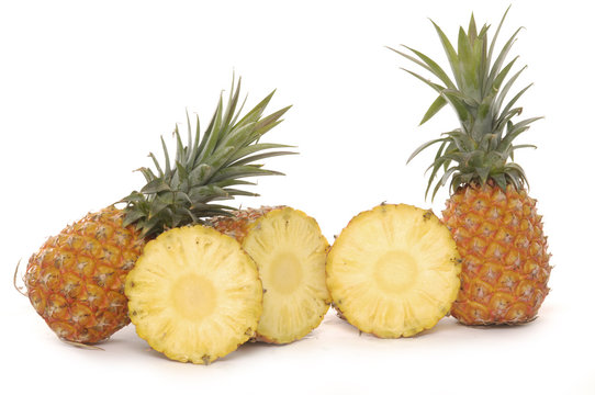 Ananas and its slices