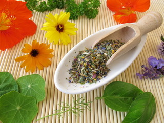 Kräutersalz mit essbaren Blüten