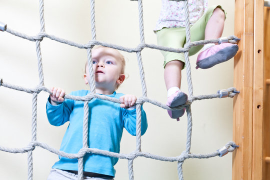 Junge klettert beim Kinderturnen