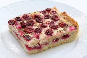 focaccia all'uva fragola su piatto