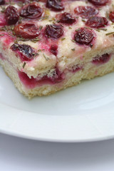 focaccia all'uva fragola su piatto