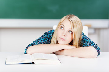 nachdenkliche studentin schaut nach oben