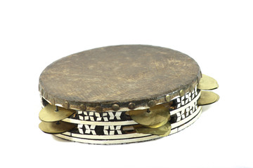 le bendir ou taar  sur fond blanc