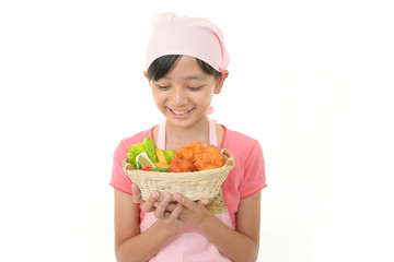 食べ物を持って微笑む女の子