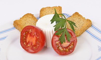 plato de queso fresco con tomate