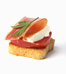 canape de tomate, queso y jamón