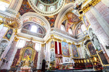 Fototapeta na wymiar Wnętrze Katedra Świętego Mikołaja w Lublanie - Słowenia