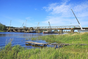 Fototapeta na wymiar Budowa nowego mostu na rzece