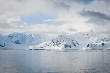 Fototapeta na wymiar Antarktyda morze pejzaż