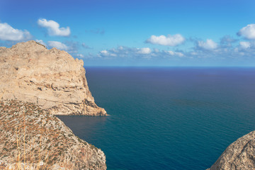 Fototapeta na wymiar Blue lagoon na przylądku Formentor w wybrzeża Mallorca, Hiszpania