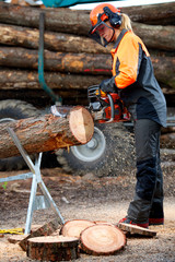 Junge attraktive Frauen schneidet mit Motorsäge