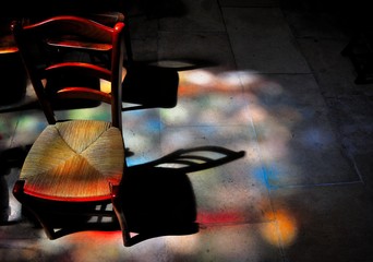 Projection des couleurs d'un vitrail d'église