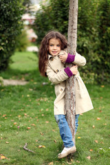 little girl in the autumn park