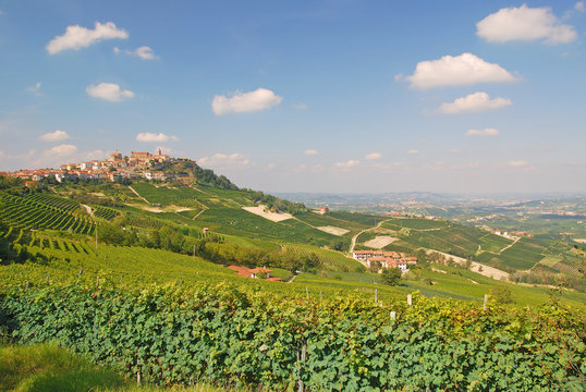 Blick auf den bekannten Weinort La Morra im Piemont