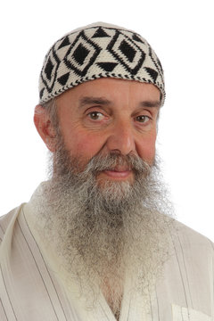 portrait homme barbu en djellaba avec chapeau