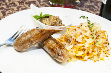 колбасы с капустой и горчицей