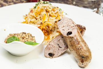 колбасы с капустой и горчицей