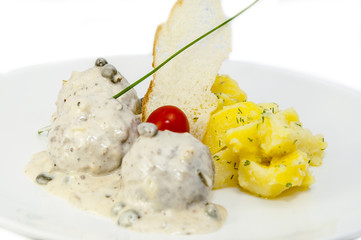 мясные тефтели с картофельным гарниром