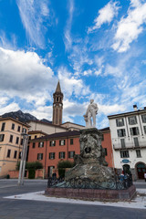 Lecco, la statua di Cermenati - obrazy, fototapety, plakaty