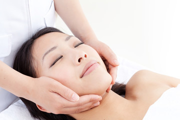 Obraz na płótnie Canvas attractive asian woman on facial massage