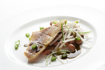Hake fillet with onion, brown beans and soy sauce