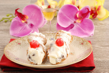 CANNOLI RIPIENI E ORCHIDEE