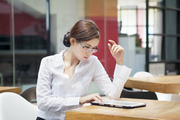 Obraz premium Businesswoman with ipad