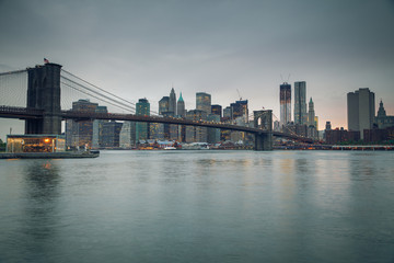 Fototapeta na wymiar Brooklyn Bridge i Manhattan o zmierzchu