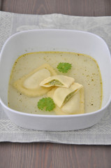 Schlutzkrapferl in Brühe Hochformat
